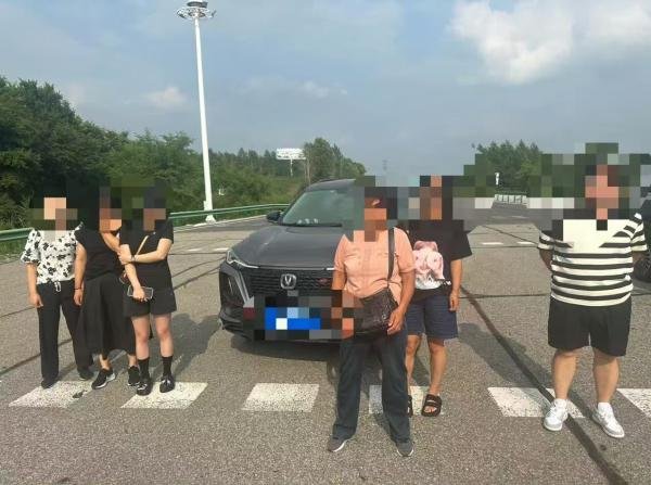 大资本 一家六口硬挤5座车出游 高速口被查!